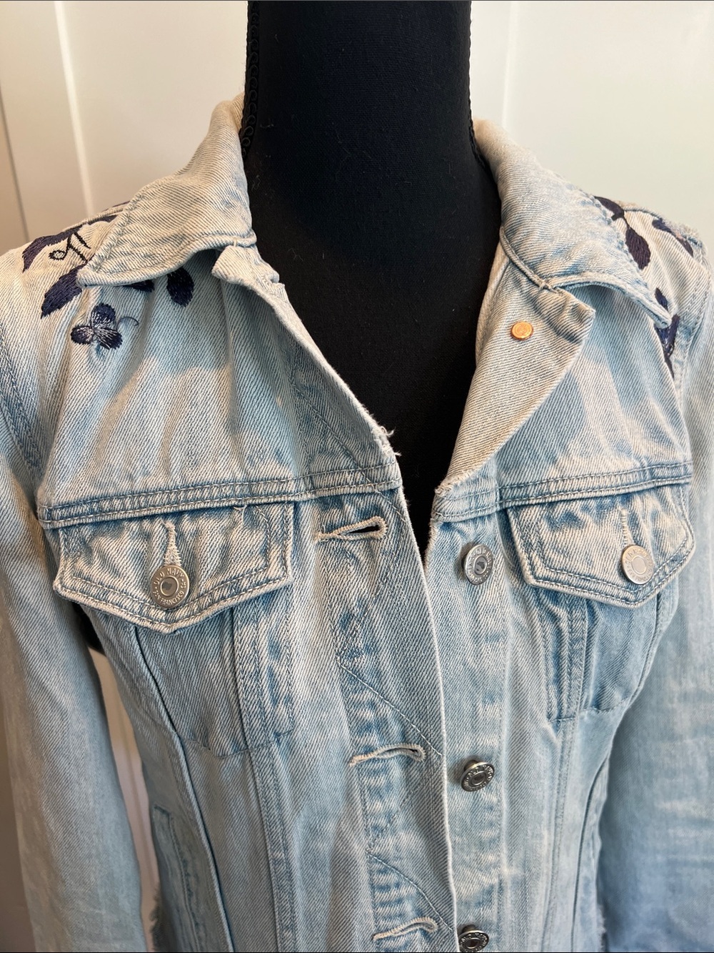 Old Navy Light Blue Embroidered Denim Jacket Size S EUC - Picture 4 of 9